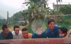 Một xe sụt hố, nhiều tài xế dừng lại hỗ trợ