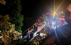 Tai nạn đèo Bảo Lộc: Xe khách tông vào hộ lan, trượt hơn 100m rồi lao xuống vực