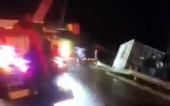 Ô tô tải lật trên cao tốc Cam Lộ - La Sơn, 2 người bị thương