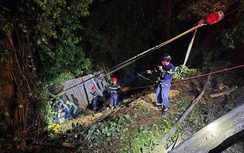 Vụ tai nạn ở đèo Bảo Lộc: 35 người được cứu, cẩu xe khách lên trong đêm