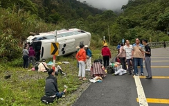 Bản tin TNGT 31/3: Lật xe trên QL27, hành khách hoảng loạn