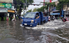 Mưa lớn trái mùa xuất hiện giữa trưa, nhiều tuyến đường ở TP Cà Mau ngập sâu