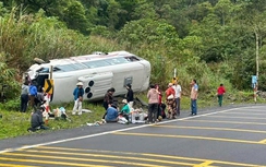 Xe khách chở hàng chục người lật trên đèo Khánh Lê