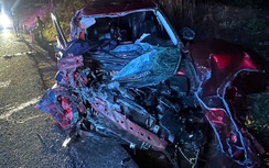 Va chạm xe khách trên đường Hồ Chí Minh, ô tô con vỡ toác, hai người bị thương