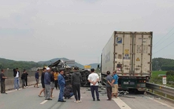 Xe tải lật nghiêng chắn ngang cao tốc Nghi Sơn - Diễn Châu sau khi va chạm xe container