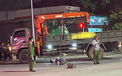 Xe máy điện va chạm xe tải cẩu, 1 người tử vong, 1 người bị thương