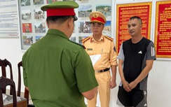 Tạm giữ khẩn cấp tài xế ô tô dùng gậy bóng chày đánh người đi xe máy
