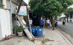 Xe ben tụt dốc từ cây xăng ra đường, húc đổ cột điện