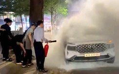 Xế hộp đang đậu bên đường bỗng nhiên bốc cháy