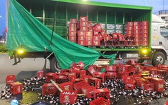 Tài xế xe tải phanh gấp, hàng trăm thùng bia rơi xuống QL62 gây ùn ứ cục bộ