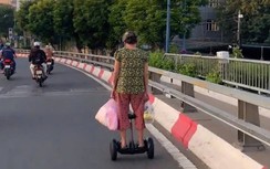 Cụ bà U60 bị phạt vì đi xe điện cân bằng trên cầu Khánh Hội