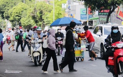 Bất chấp nguy hiểm, người dân vẫn băng qua đường chỉ vì tiện và nhanh