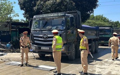 Xe quá tải lén lút hoạt động, CSGT Quảng Ngãi dàn trận bắt gọn