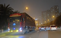 Hà Nội: Ô tô đầu kéo ngang nhiên quay đầu, đi ngược chiều giữa phố