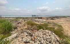 Quảng Ninh: Chất thải chất đống ở khu đô thị mới ven vịnh Cửa Lục
