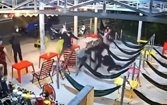 Đang ngồi uống cà phê, ba thiếu niên ở Long An bị chém nhập viện