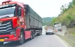 Xe đầu kéo vượt ẩu, ô tô tải đi hướng ngược lại lao xuống rãnh