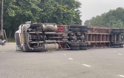 Bình Dương: Xe container lật nhào khi ôm cua ở vòng xoay Mỹ Phước 3