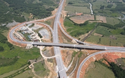 Cận cảnh nút giao cao tốc kết nối Khu kinh tế Vũng Áng sắp thông xe