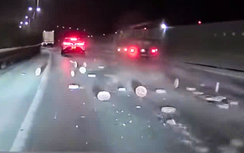 Gạch đá trên xe tải bất ngờ rơi vãi, loạt xe đi sau phanh gấp