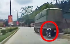 Bản tin TNGT 16/4: Cảnh báo từ vụ nam sinh lao thẳng xe điện vào ô tô tải