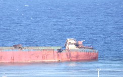 Tàu hàng nghìn tấn mắc cạn ở biển Mũi Dinh xuống cấp, nguy cơ gãy đổ
