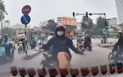 Bản tin TNGT 17/4: Mất bình tĩnh sau va chạm, người phụ nữ hành động gây phản cảm