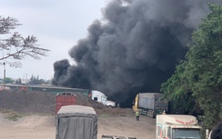 Hải Dương: Cháy lớn thiêu rụi hàng loạt rơ-moóc xe container tại bãi đậu
