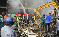 Lửa cháy đỏ rực, khói đen bao phủ cả khu chợ lớn ở Huế