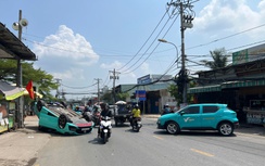 Ô tô 5 chỗ lật ngửa sau va chạm với taxi công nghệ, nữ tài xế mắc kẹt trong cabin