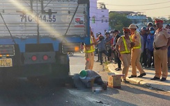 Gia đình đi trên xe máy va chạm với xe tải khiến người vợ tử vong