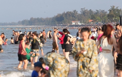 Hàng ngàn du khách đổ về biển Cửa Lò trong ngày khai mạc du lịch 2025