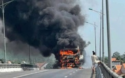 Xe tải lưu thông trên QL1 qua Quảng Ngãi bất ngờ bốc cháy