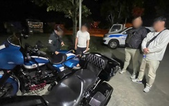 Lập biên bản hai người nước ngoài buông hai tay khi đi mô tô phân khối lớn