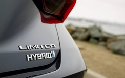 Toyota "cháy hàng" xe hybrid tại nhiều thị trường