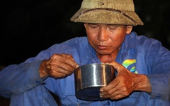 Bữa cơm vội trong đêm trên công trường cao tốc Cần Thơ - Cà Mau