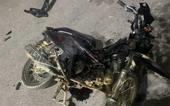 Xe máy tông trực diện ô tô, nam thanh niên bị hất văng lên cao