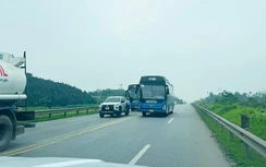 Xử phạt tài xế xe khách lấn làn, vượt ẩu trên cao tốc Nội Bài - Lào Cai