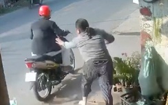 Clip chủ tiệm tạp hóa bị kéo ngã khi truy đuổi thanh niên cướp hai thùng bia