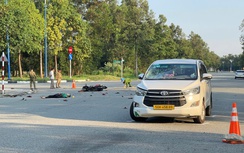 Xe máy va chạm taxi công nghệ, một người tử vong