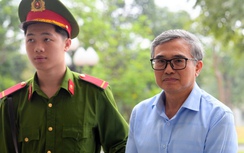 Cảnh sát dẫn giải cựu thứ trưởng Hoàng Quốc Vượng ra tòa