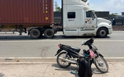 Người đàn ông để lại xe máy rồi lao ra đường, bị xe container tông tử vong