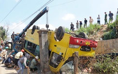 Hiện trường xe chở 20 học sinh lật ngửa trên QL19B qua Gia Lai, nhiều người bị thương