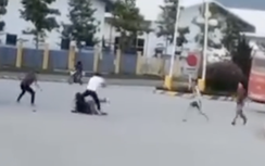 Mâu thuẫn khi tham gia giao thông, tài xế và phụ xe khách bị đánh gục trên đường