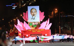 Người dân ùn ùn đổ về trung tâm TP.HCM theo dõi đêm hợp luyện diễu binh, diễu hành