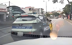 Tài xế ô tô liên tục lạng lách, chèn ép xe đi sau