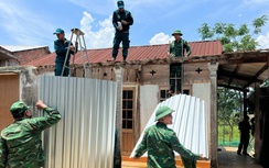 Dông lốc bất ngờ ở Huế, nhiều nhà dân và 1 trường học vùng cao hư hỏng nặng