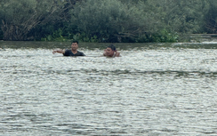 Du khách dũng cảm lao ra dòng nước xiết cứu nam sinh 16 tuổi