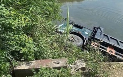 Bản tin TNGT 24/4: Xe ben đâm gãy lan can, lao xuống sông
