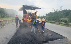 Công nhân đội nắng thi công sửa chữa cao tốc Nội Bài - Lào Cai đảm bảo an toàn dịp lễ 30/4